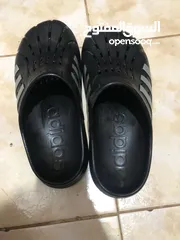  3 جزمتين اديداس (ADILETTE CLOGS) نظيفة للبيع بسعر جبار