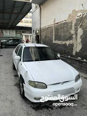  1 اكسنت 97 لون ابيض فيها ضربه بالجناح
