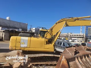  6 حفارة كوماتسو 220-7 موديل 2004 للبيع