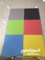  3 ارضيات فوم بزل مقاس القطعة متر في متر سماكة 2.50 سم متوفر لونين في نفس القطعة وجهين احمر وازرق.