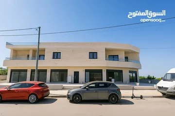  3 محلات تجارية للبيع شارع عمان اريحا موقع حيوي جدآ بجانب مدرسة علي بن ابي طالب وزارة الصحة والداخلية