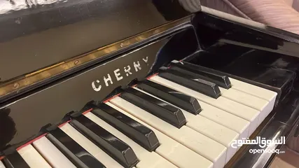  8 بيانو مستعمل بحالة ممتازة للبيع