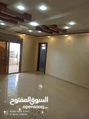  1 شقة ارضية للبيع مع ترس كبير بالزرقاء الجديدة خلف فندق جوابرة تستحق المشاهده