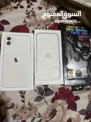 1 ايفون 11 بلكرتونه مع جميع اغراضه