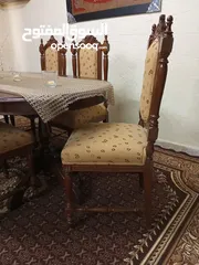  3 طاولة سفرة وسرير بيبي وطاولة وسط وسجادتين