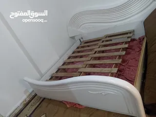  1 فرشه مقاومه لمرض الدسك مع تخت ابيض مقاومه ضد التعفن