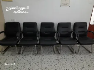  3 كراسي مكتبية تابتة ودوارة استعمال نظيف وبحالة جيدة للبيع