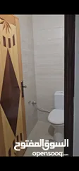  4 مساحه 175 متر طابق رابع يوجد اصنصيل خدمات كامله بئر ماء 450متر  ثلاث غرف نوم  قعده كبيره مع مطبخ  صل