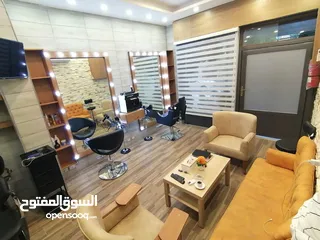  8 صالون سيدات  على شارع  رئيسي للبيع