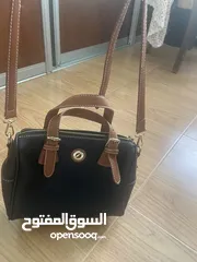  9 شنتة/ شنطة/حقيبة نسائية جديدة لم يتم استخدامها في حالة ممتازة، اسود و بني و معها حبل طويل و قصير.