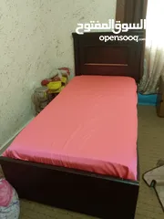  2 تختين خشب مع فرشتين