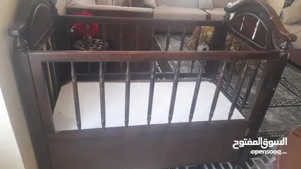  3 تخت بيبي خشب زان وبلوط لون بني محروق بحاله جيده