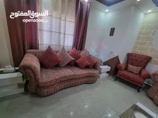  2 كنب 7 مقاعد بحالة وكاله تنجيد جديد ما فيه ولا شي