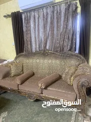  1 طقم كنب خشب 9 مقاعد + طاولات وسجاد وبرداي - بحالة ممتازه ، غرفة ضيوف كامله و جديده