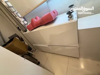  3 ديكور واكسسوارات محل تجاري مستعمل بحالة ممتازة للبيع بشرط كامل الأثاث والديكور