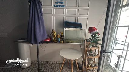  5 كراسي وطاولات