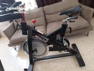  9 دارجه تمارين ثابته (spinning bike)مخصصة للتمارين الرياضية المنزلية. شبه جديده ونظيفة..