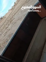  1 شقه 100 متر طابق اول 3 غرف نوم وصالون كبير وحمامين ومطبخ راكب وبرنده ويوجد اصنصيل وكراج عماره موجوده