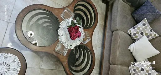  2 طاوله وسط ثقيله مع 3 طاولات صغار ثقال