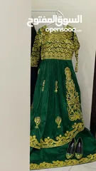  1 فستان اخضر مع كعب و الشبك