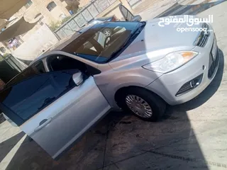  3 فورد فوكس للبيع موديل 2011 ماتور 1600 بسعر الكاس5200 قابل للتفاوض