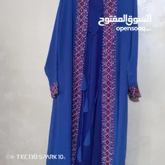  1 فساتين وثواب اي واحد خمسه دنانير