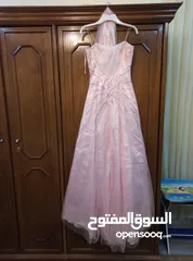 2 فستانين للبيع . للفستانين