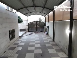 18 منزل مستقل ومطل للبيع واجهات حجر ومنطقة هادئة جداً وقريب من جميع الخدمات