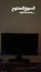  6 بي سي للبيع مع شاشه benq و طاوله بيضاء