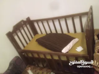  1 سرير اطفال و هزازة كهربائية