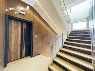 3 شقة طابق ثاني 150م من المالك تبعد 1كم عن طريق المطار