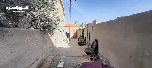  7 بيت مع ارض للبيع