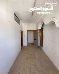  2 شقة فارغة للايجار في منطقة البنيات طابق اول مع بلكونة وترس