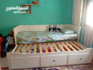  2 تخت مفرد/صوفا/سرير مزوج ودروج تخزين بقطعة واحدة  (ايكيا) عدة استعمالات بحالة ممتازة