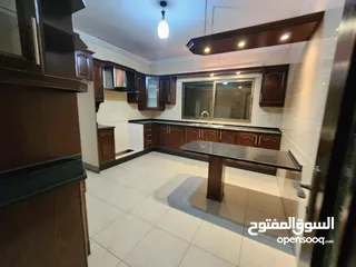  6 شقة مع روف منفصل فارغة للبيع في حي الصحابة - ref : 14580