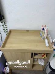  2 طاولة تغيير للأطفال مستعملة