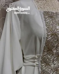  5 أناقة تليق بكِ  فستان نسائي فاخر بلون أبيض ملكي ولمسات تطريز فخمة بالذهبي اللامع.