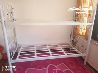  2 تخت طابقين مع سلم