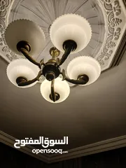  5 عدد 2 ثريات ب50 دينار فقط و    كرسي دانلوب الفرش بحال الجديد ب30 دينار فقط وطاولة تلفاز ايكيا ب50 ار