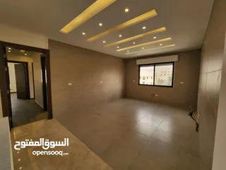  14 شقة طابقية للبيع في حي الصحابة - ref : 14579