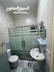  11 شقه  ارضيه مفروشه مكونه من غرفتين نوم وحمامين وصاله وصالون ومطبخ مجهز بالكامل  برنده  مواقف خاصه