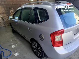  1 كيا كارنز موديل 2011