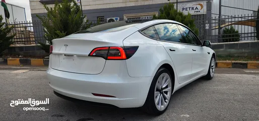  19 Tesla Model 3 -