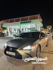  1 Lexus es300h 2019