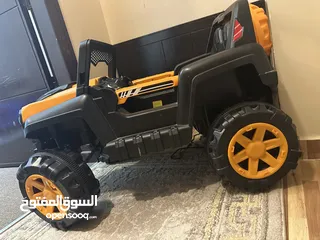  1 سياره موديل جب ، لون اسود و اورنج ، تسع ل طفل واحد ممتازه