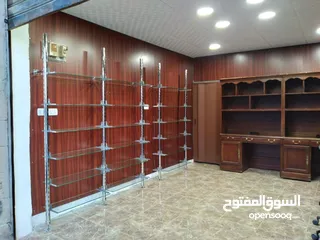  2 ديكور محل مستعمل عباره عن خزائن عدد5 . ورفوف زجاج وأعمدة تواجد عمان