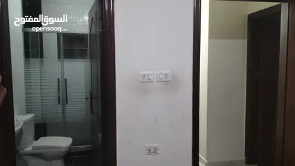  11 منزل مكون من 3غرف نوم و3 حمامات واحده ماستر وصاله وصالون  وحديقه عدد 2