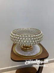  1 تحف منزليه باللون الذهبي على شكل دائري مزينه بالؤلؤ  ويمكن استخدامها للضيافه او تزيينها بالورود