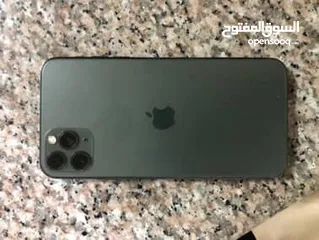  2 آيفون 11pro max التلفون نضيف جدا بس مغير بطاريه و الشاشه فيها شعر