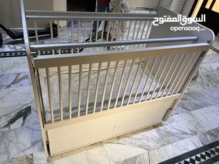  2 سرير اطفال فيه مهد للمواليد يركب و يتنحى شبه جديد